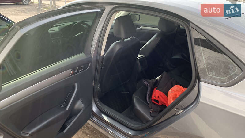 Седан Volkswagen Passat 2013 в Днепре