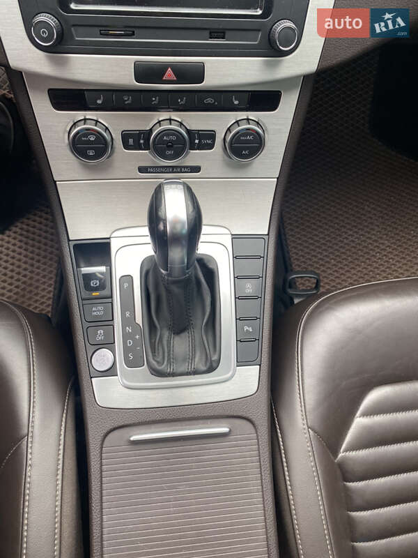 Універсал Volkswagen Passat 2013 в Одесі