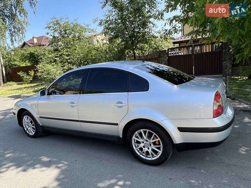Седан Volkswagen Passat 2001 в Семеновке