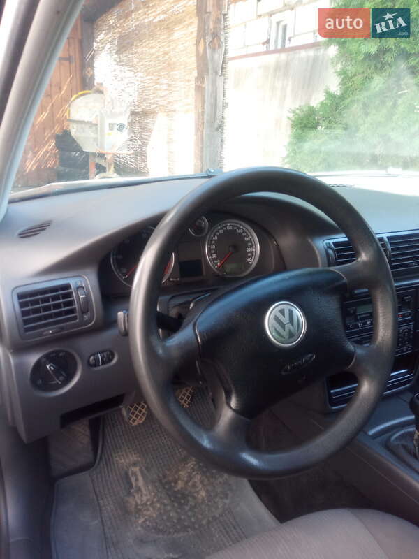 Седан Volkswagen Passat 2004 в Рахове