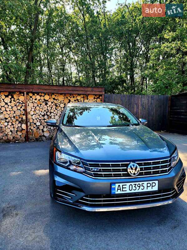 Седан Volkswagen Passat 2016 в Днепре