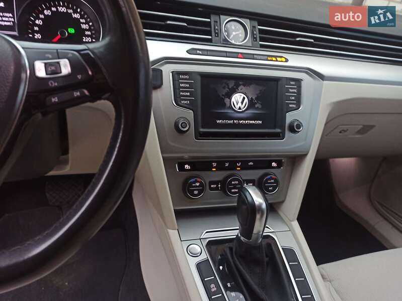 Універсал Volkswagen Passat 2017 в Дрогобичі