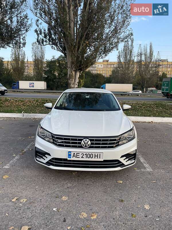 Седан Volkswagen Passat 2018 в Днепре