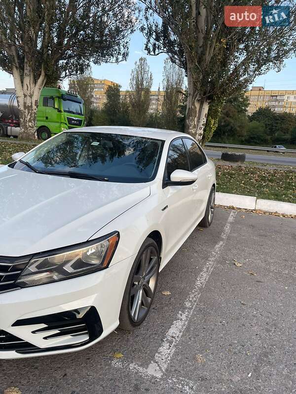 Седан Volkswagen Passat 2018 в Днепре