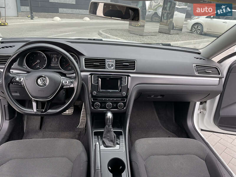 Седан Volkswagen Passat 2016 в Ивано-Франковске