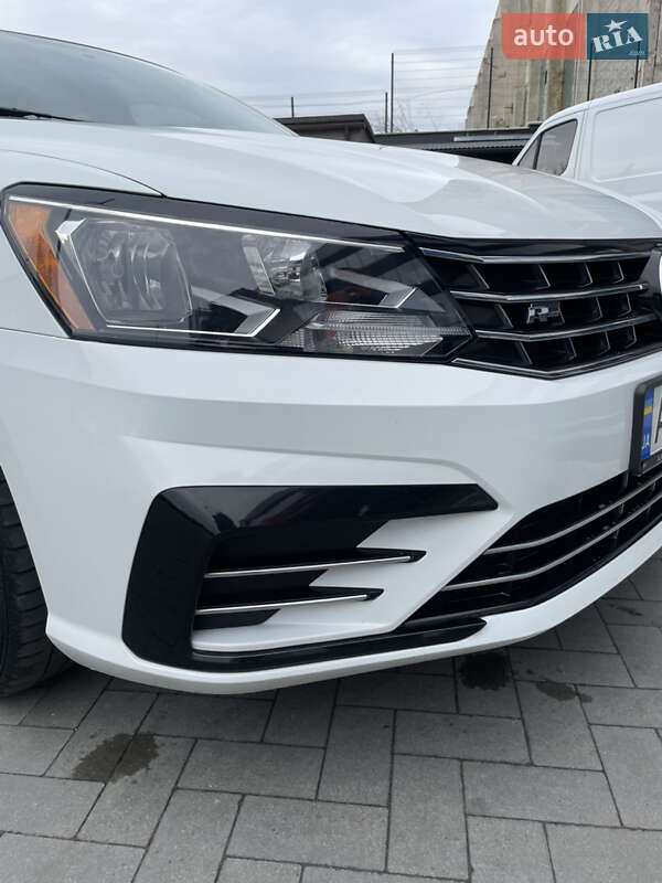 Седан Volkswagen Passat 2016 в Ивано-Франковске