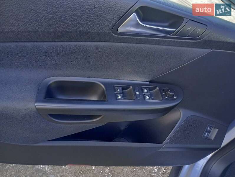 Седан Volkswagen Passat 2010 в Киеве