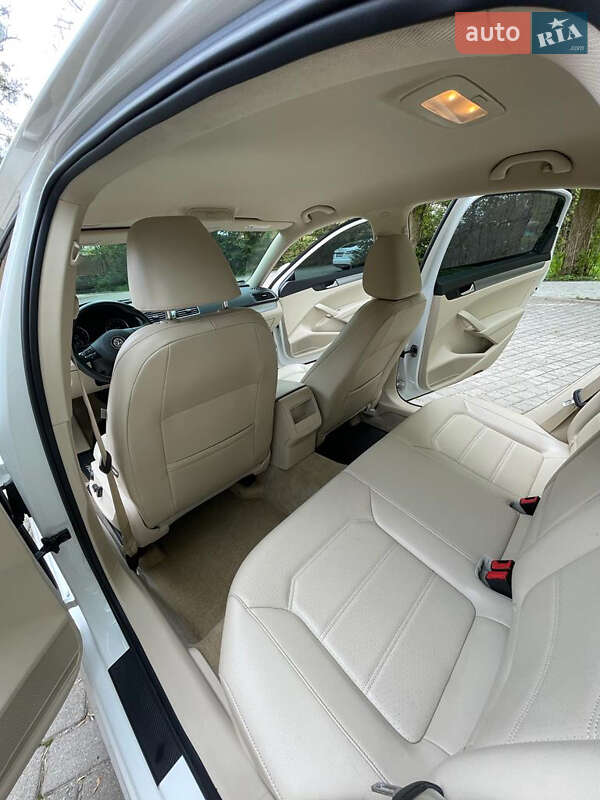 Седан Volkswagen Passat 2015 в Львове