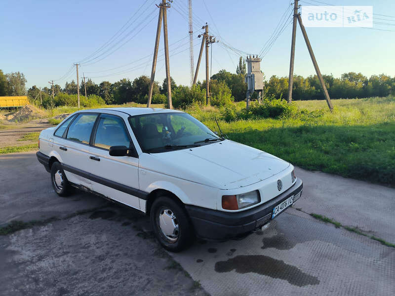 Седан Volkswagen Passat 1990 в Драбове
