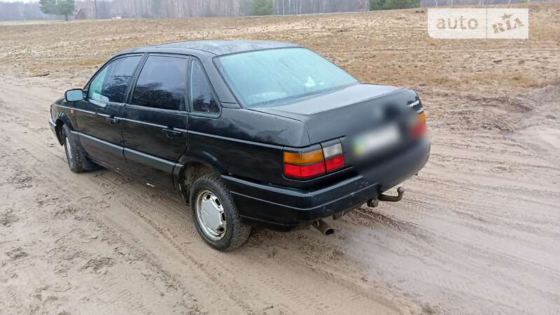 Седан Volkswagen Passat 1993 в Дубровице