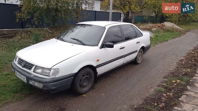 Седан Volkswagen Passat 1995 в Новоукраинке