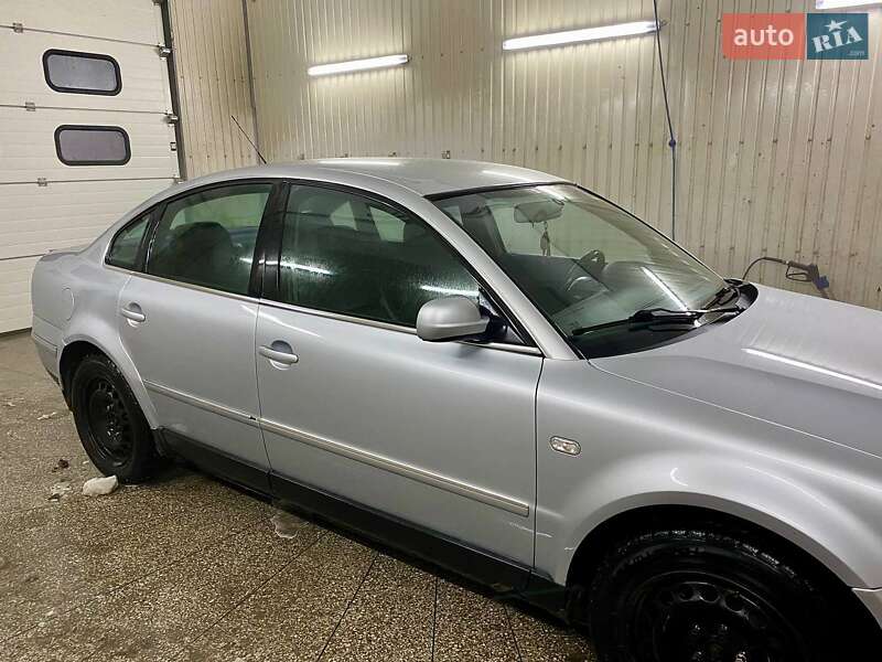 Седан Volkswagen Passat 2001 в Гребінці