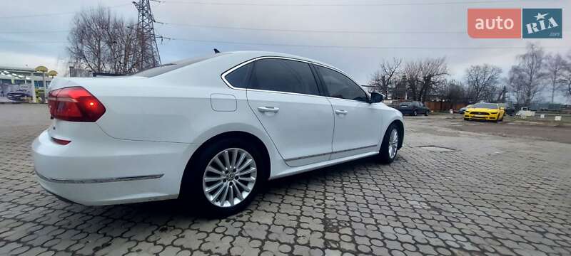 Седан Volkswagen Passat 2016 в Черновцах