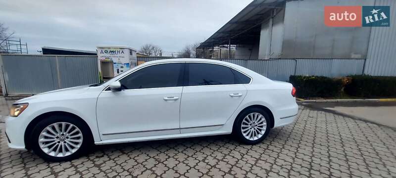 Седан Volkswagen Passat 2016 в Черновцах