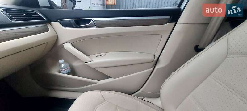 Седан Volkswagen Passat 2016 в Черновцах