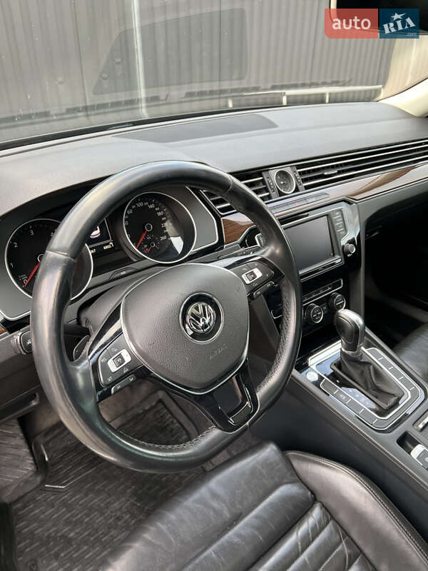 Седан Volkswagen Passat 2015 в Иршаве