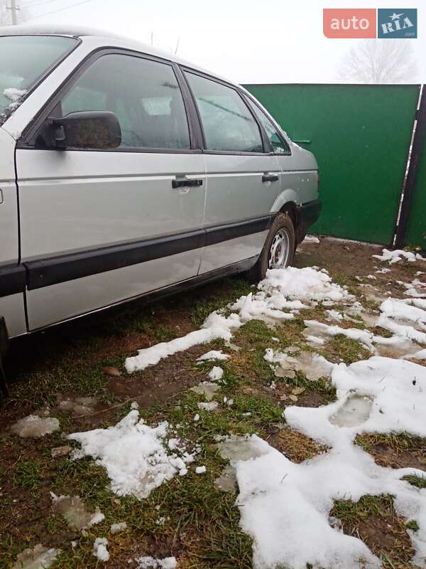 Седан Volkswagen Passat 1988 в Надвірній
