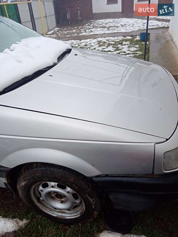 Седан Volkswagen Passat 1988 в Надвірній
