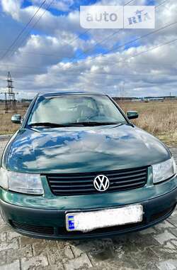 Седан Volkswagen Passat 1998 в Гостомелі