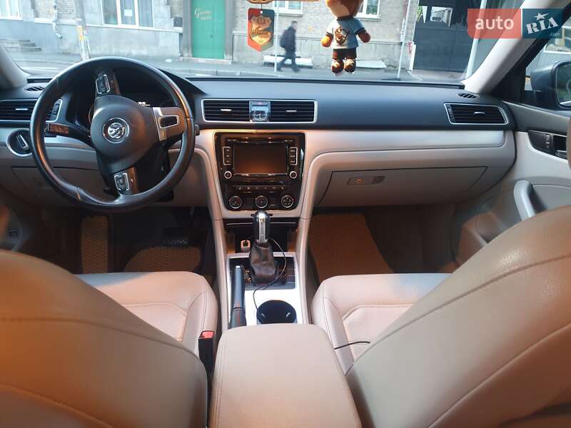 Седан Volkswagen Passat 2012 в Киеве