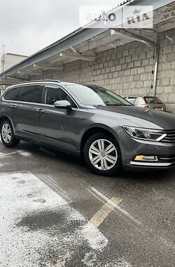 Універсал Volkswagen Passat 2015 в Чернівцях