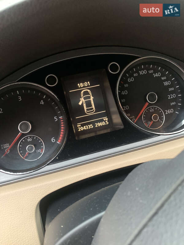 Седан Volkswagen Passat 2011 в Хусте