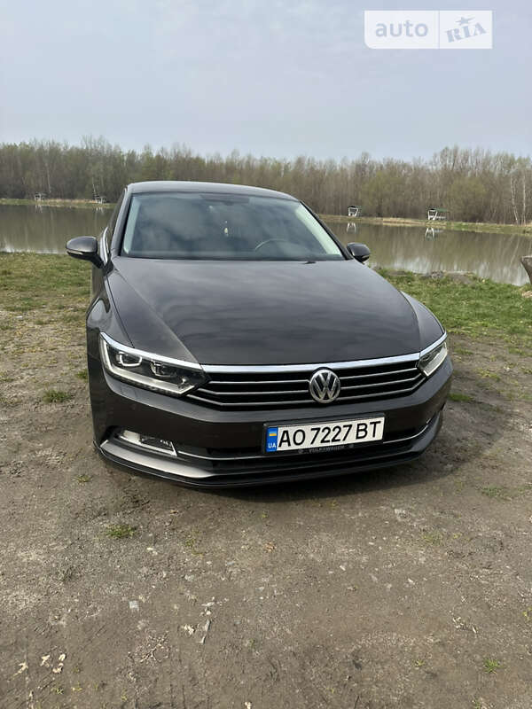 Седан Volkswagen Passat 2015 в Ужгороде