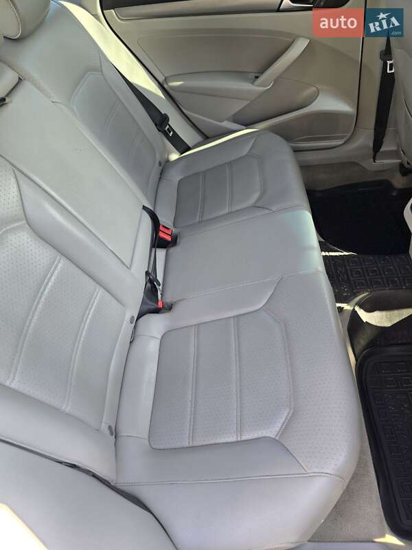Седан Volkswagen Passat 2014 в Ивано-Франковске