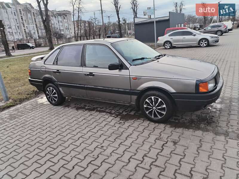 Седан Volkswagen Passat 1992 в Шептицькому
