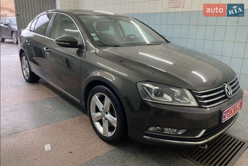 Седан Volkswagen Passat 2013 в Ровно