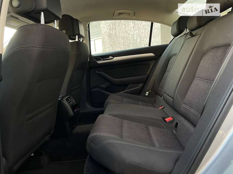 Седан Volkswagen Passat 2017 в Луцке