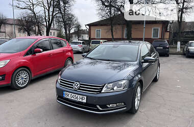 Седан Volkswagen Passat 2011 в Ровно