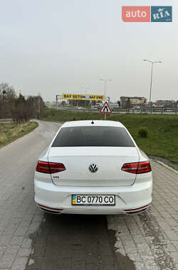 Седан Volkswagen Passat 2015 в Львове