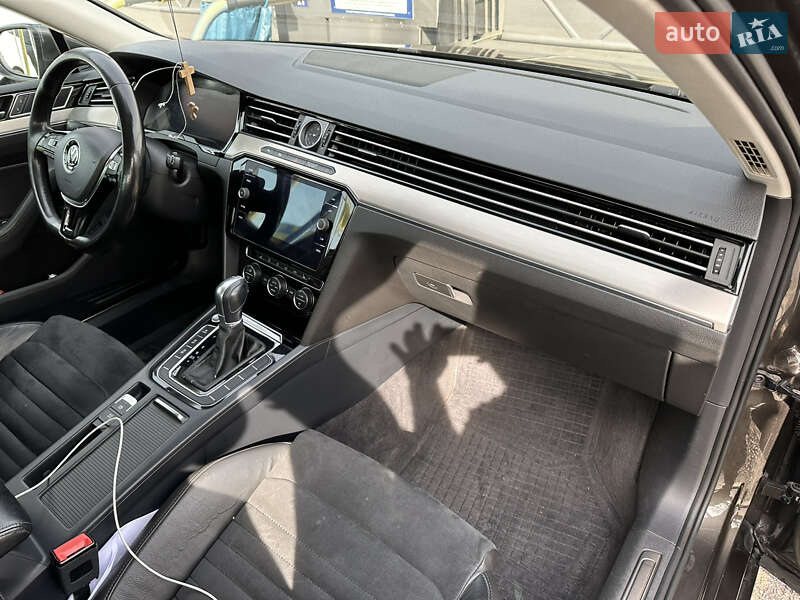 Седан Volkswagen Passat 2015 в Львове