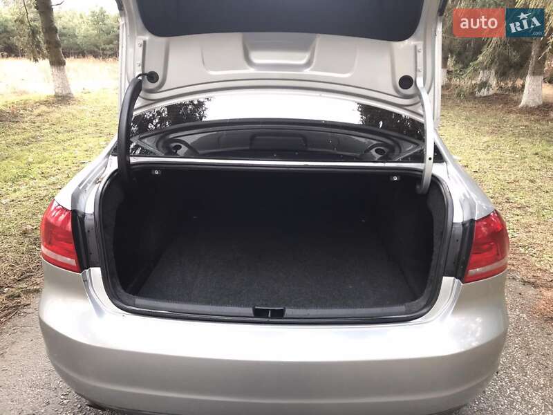 Седан Volkswagen Passat 2011 в Любаре