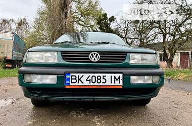 Седан Volkswagen Passat 1995 в Ровно
