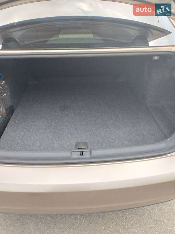 Седан Volkswagen Passat 2014 в Києві фото 14 Седан Volkswagen Passat 2014 в Києві