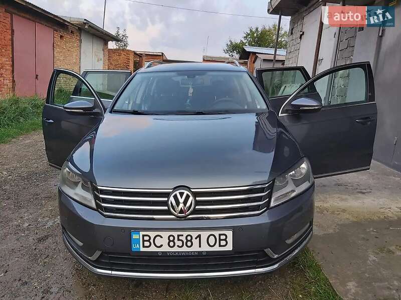 Универсал Volkswagen Passat 2012 в Стебнику