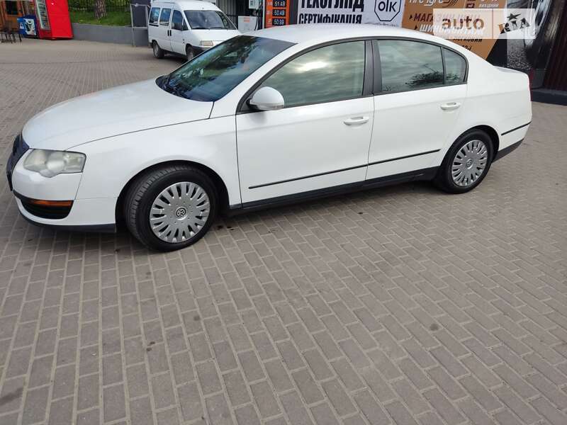 Седан Volkswagen Passat 2010 в Ровно