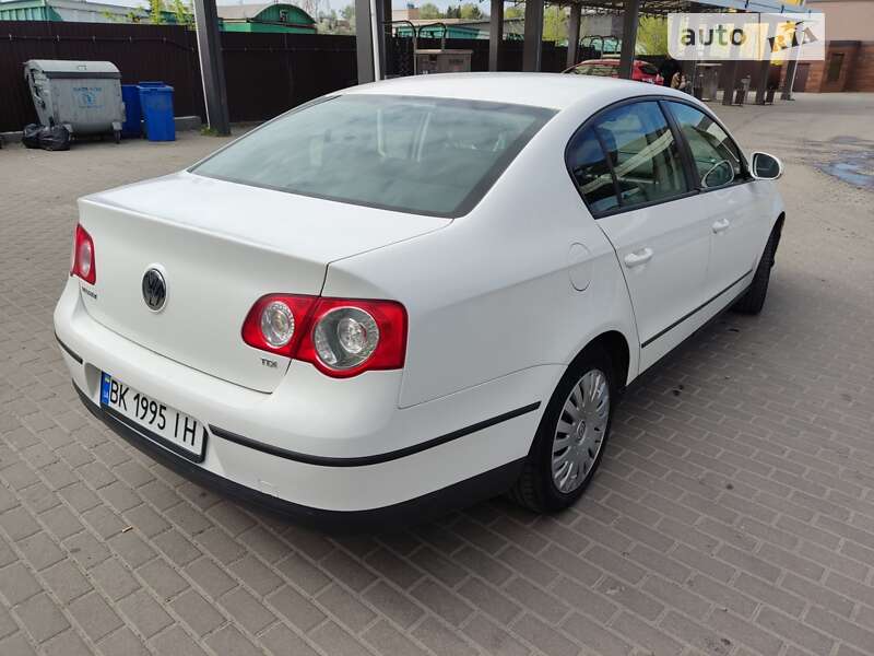 Седан Volkswagen Passat 2010 в Ровно