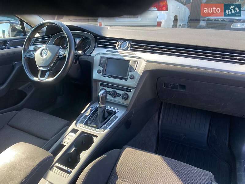 Універсал Volkswagen Passat 2015 в Дніпрі