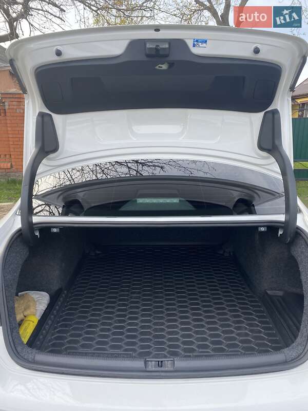 Седан Volkswagen Passat 2015 в Ромнах