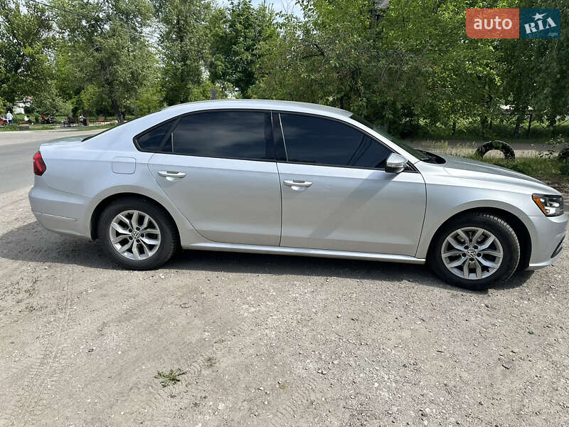 Седан Volkswagen Passat 2018 в Киеве