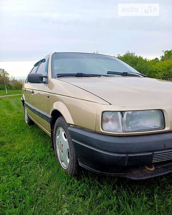 Седан Volkswagen Passat 1990 в Миргороде
