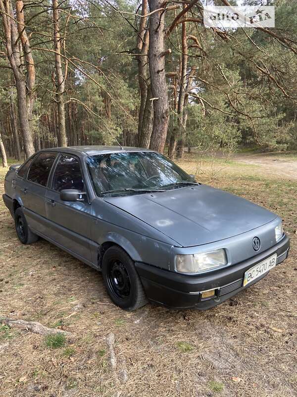 Седан Volkswagen Passat 1988 в Рава-Русской