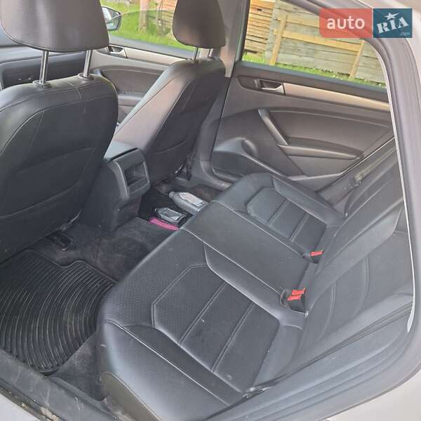 Седан Volkswagen Passat 2015 в Ужгороде