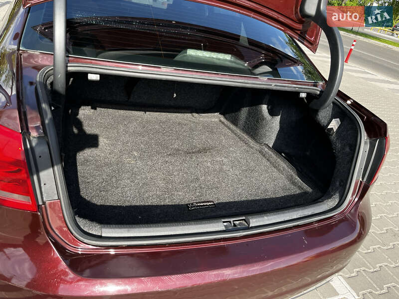 Седан Volkswagen Passat 2013 в Києві