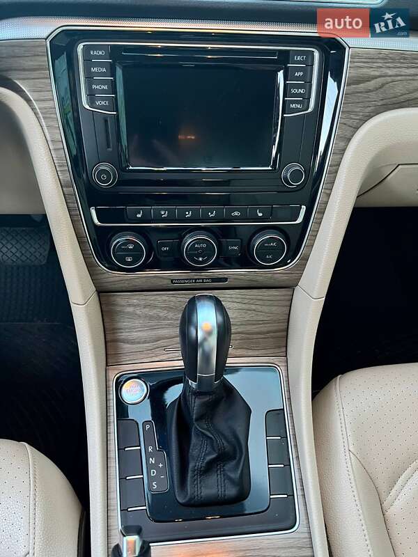 Седан Volkswagen Passat 2018 в Киеве