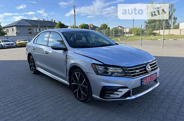 Седан Volkswagen Passat 2018 в Луцке