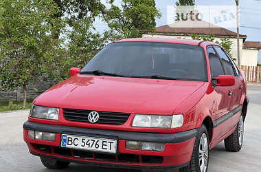 Седан Volkswagen Passat 1994 в Жовкве